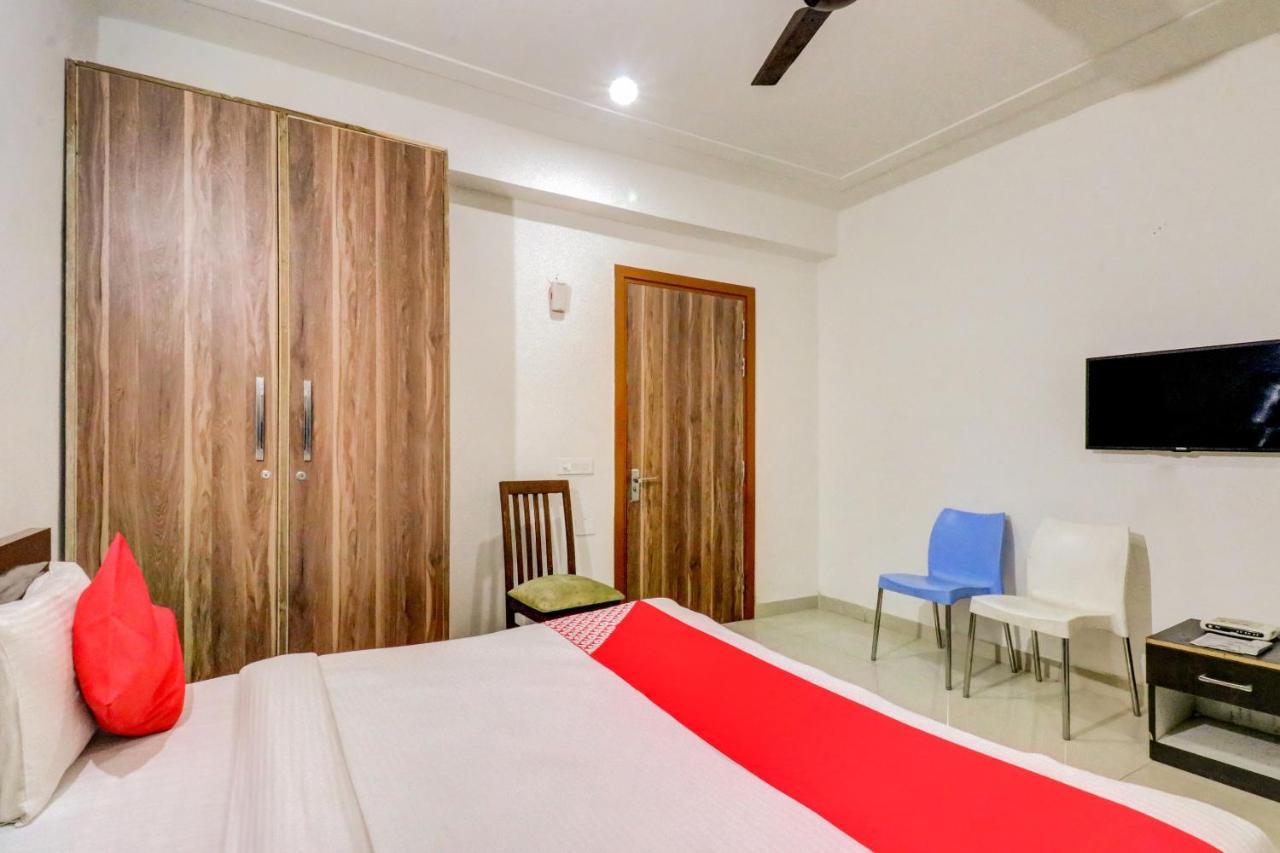 Oyo 71597 The Shivaay Residency Hotell Gurgaon Exteriör bild
