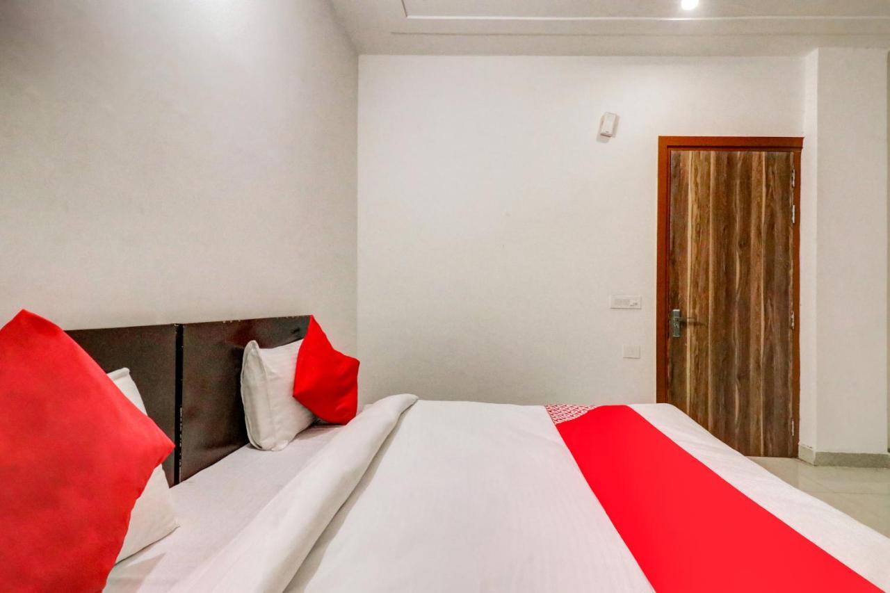 Oyo 71597 The Shivaay Residency Hotell Gurgaon Exteriör bild