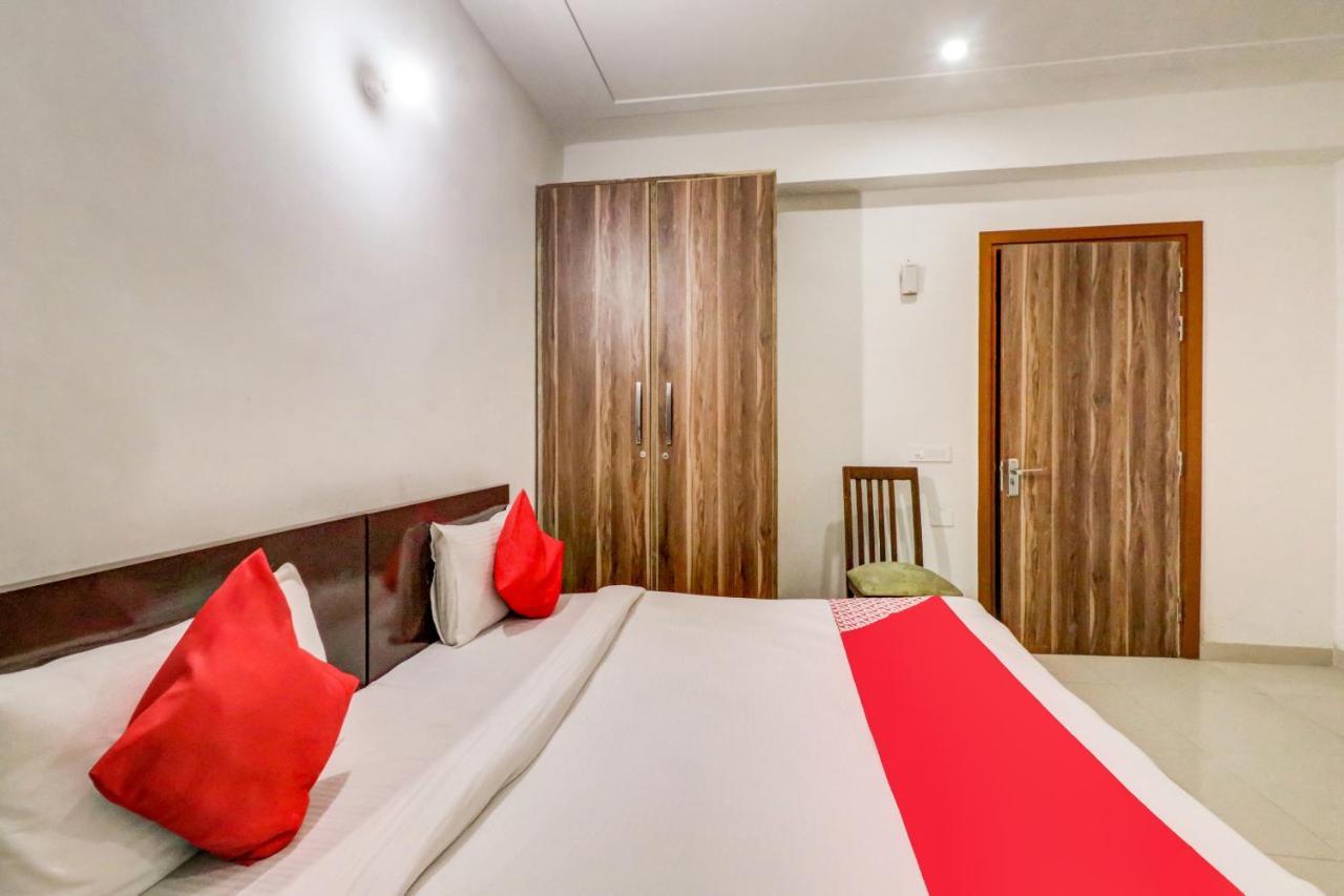 Oyo 71597 The Shivaay Residency Hotell Gurgaon Exteriör bild